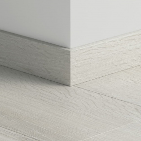 Плинтус ПВХ прямой для LVT Pergo PGVSK40082 Дуб светло-серый 2400х12х58 в интерьере