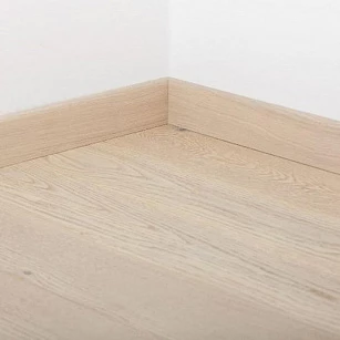 Плинтус шпонированный Tarkett OAK ROBUST WHITE 80х20х2400 в интерьере