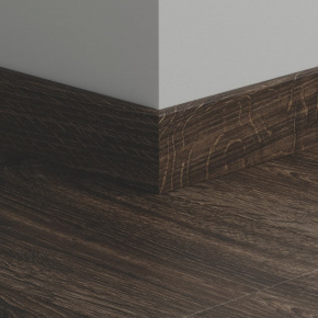 Плинтус ПВХ прямой для LVT Pergo PGVSK40091 Дуб сити черный 2400х12х58 в интерьере